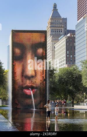 Chicago, 3. OKT 2023 - sonniger Blick auf den Crown Fountain Stockfoto