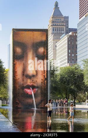 Chicago, 3. OKT 2023 - sonniger Blick auf den Crown Fountain Stockfoto