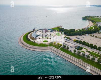 Sonniger Blick auf das Adler Planetarium und die Innenstadt von Chicago Stockfoto