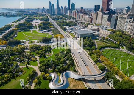 Aus der Vogelperspektive auf die BP Fußgängerbrücke und die Stadtlandschaft von Chicago Stockfoto