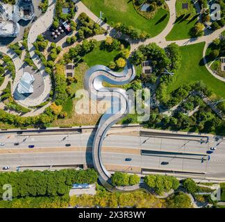 Aus der Vogelperspektive auf die BP Fußgängerbrücke und die Stadtlandschaft von Chicago Stockfoto