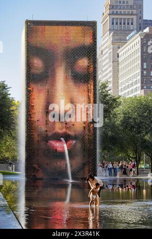 Chicago, 3. OKT 2023 - sonniger Blick auf den Crown Fountain Stockfoto