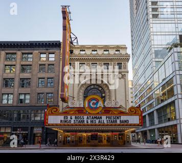 Chicago, 3. OCT 2023 - sonnige Außenansicht des Chicago Theatre Stockfoto