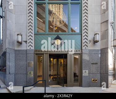 Chicago, 3. OKT 2023 - sonniger Blick auf den Eingang des Merchandise Mart Stockfoto