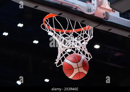 Mailand, Italien. April 2024. Basketball während der EA7 Emporio Armani Milano vs Germani Brescia, italienische Basketball Serie A Spiel in Mailand, Italien, 28. April 2024 Credit: Independent Photo Agency/Alamy Live News Stockfoto