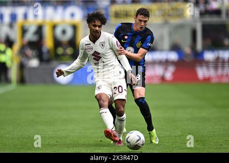 Valentino Lazaro (Turin) Benjamin Pavard (Inter) während des italienischen Spiels der Serie A zwischen den 2-0 Torino im Giuseppe Meazza Stadion am 28. April 2024 in Mailand. Quelle: Maurizio Borsari/AFLO/Alamy Live News Stockfoto