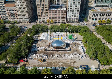 Chicago, 3. OKT 2023 - sonniger Blick aus der Luft auf Cloud Gate im Millennium Park wird renoviert Stockfoto