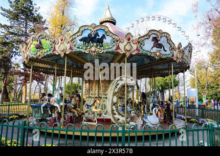 Bukarest, Rumänien, 13. November 2021: Buntes Kinder buntes Karussell mit gemischtem Kunststoff- und Metallspielzeug und Materialien in Parcul Tei (Linden Pa Stockfoto