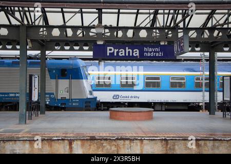 Prag, Tschechien; 25. März: Ein EuroCity-Zug der Tschechischen Eisenbahn und eine Elektrolokomotive der Baureihe 380 Škoda 109E am Prager Hauptbahnhof unter Regen. Stockfoto