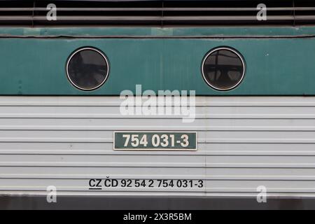 Prag, Tschechien; 25. März: Beschreibung einer von České dráhy betriebenen Diesel-Elektrolokomotive der Baureihe 754 (ehemalige ČSD-Baureihe T 478.4) am Prager Hauptbahnhof. Stockfoto