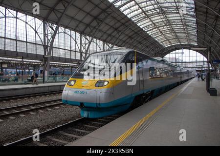 Prag, Tschechien; 25. März: Ein SuperCity-Hochgeschwindigkeitszug am Prager Hauptbahnhof. Es handelt sich um einen kippbaren Alstom Pendolino ČD Klasse 680, der eine Geschwindigkeit von 230 km/h erreicht Stockfoto