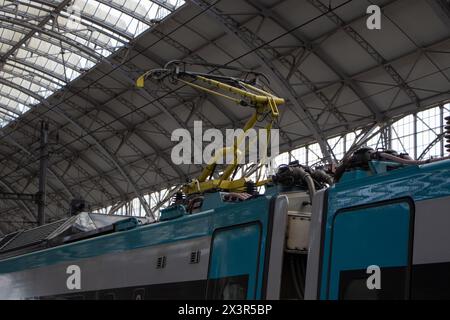 Prag, Tschechien; 25. März: Pantograph-Detail in einem SuperCity-Hochgeschwindigkeitszug am Prager Hauptbahnhof. Es handelt sich um einen kippbaren Alstom Pendolino ČD Klasse 680. Stockfoto