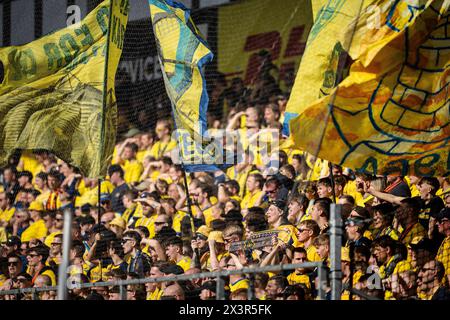 Dänemark. April 2024. Broendbys Fans während des 3F Superliga-Spiels zwischen dem FC Nordsjaelland und Broendby, FALLS sie am Sonntag, den 28. April 2024, rechts zum Dream Park in Farum reichten. (Foto: Mads Claus Rasmussen/Ritzau Scanpix) Credit: Ritzau/Alamy Live News Stockfoto