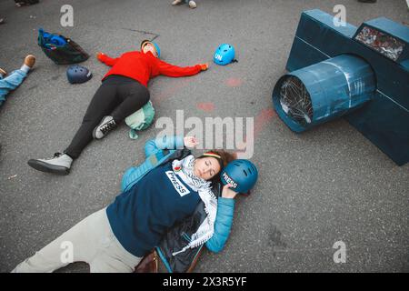 WASHINGTON D.C, D.C, USA. April 2024. WASHINGTON DC, USA - 27. APRIL: Journalisten und pro-palästinensische Demonstranten versuchen, ankommende Gäste zu blockieren, während Demonstranten sich versammeln, um gegen den Völkermord in Gaza zu protestieren und palästinensische Journalisten zu unterstützen, indem sie Slogans vor dem Washington Hilton singen, dem Ort des jährlichen Dinners der Korrespondenten des Weißen Hauses in Washington, DC, USA am 27. April 2024. Laut theÂ CommitteeÂ zum Schutz von Journalisten haben die israelischen Streitkräfte seit dem 7. Oktober Â 2023 mehr als 120 palästinensische Journalisten in Gaza getötet. (Kreditbild: © Eman Mohammed/Z Stockfoto