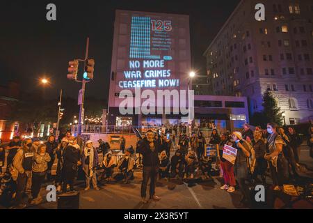 WASHINGTON D.C, D.C, USA. April 2024. WASHINGTON DC, USA - 27. APRIL: Journalisten und pro-palästinensische Demonstranten versuchen, ankommende Gäste zu blockieren, während Demonstranten sich versammeln, um gegen den Völkermord in Gaza zu protestieren und palästinensische Journalisten zu unterstützen, indem sie Slogans vor dem Washington Hilton singen, dem Ort des jährlichen Dinners der Korrespondenten des Weißen Hauses in Washington, DC, USA am 27. April 2024. Laut theÂ CommitteeÂ zum Schutz von Journalisten haben die israelischen Streitkräfte seit dem 7. Oktober Â 2023 mehr als 120 palästinensische Journalisten in Gaza getötet. (Kreditbild: © Eman Mohammed/Z Stockfoto