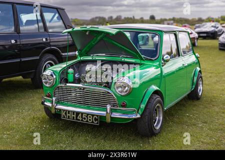 1987 Austin Mini City E, ausgestellt auf dem April Scramble im Bicester Heritage Centre am 21. April 2024. Stockfoto