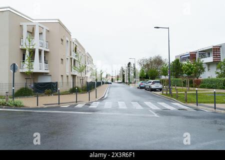 Bordeaux, Frankreich - 26. April 2023: Autos parken ordentlich am Rande einer belebten Stadtstraße mit Gebäuden im Hintergrund. Stockfoto