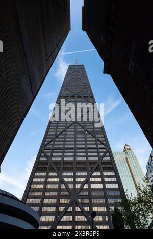 Blick auf das Innenstadtgebäude von der Gasse in Chicago, Illinois, USA. Stockfoto