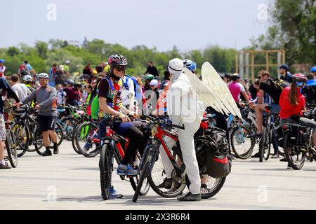 Radfahrer fahren ihre Fahrräder auf der Straße beim Bike Day Festival. Frühling, Sommer Radfahren. Dnipro, Ukraine 26. 5. 2019 Stockfoto