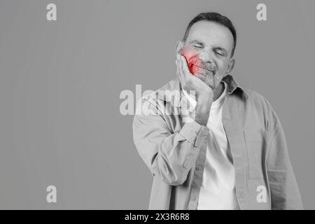 Mann, der Hand an Gesicht hält und Zahnschmerzen hat Stockfoto