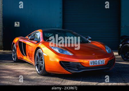 2012 McLaren MP4-12C, ausgestellt auf dem April Scramble im Bicester Heritage Centre am 21. April 2024. Stockfoto