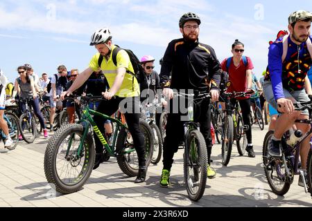 Radfahrer fahren ihre Fahrräder auf der Straße beim Bike Day Festival. Frühling, Sommer Radfahren. Dnipro, Ukraine 26. 5. 2019 Stockfoto