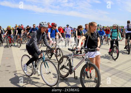 Radfahrer fahren ihre Fahrräder auf der Straße beim Bike Day Festival. Frühling, Sommer Radfahren. Dnipro, Ukraine 26. 5. 2019 Stockfoto