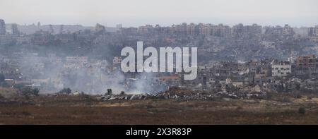 Süd-Israel, Israel. April 2024. Ein Blick aus dem Inneren Israels auf die Kämpfe im nördlichen Gazastreifen am 28. April 2024. Israel bereitet sich auf seinen Beitritt nach rafah im Gazastreifen vor, wobei die Verhandlungen mit der Hamas über eine Freilassung von Geiseln geführt und die humanitäre Hilfe fortgesetzt werden. Heute soll US-Präsident Joe Biden mit dem israelischen Premierminister Benjamin Netanjahu sprechen. Foto von Jim Hollander/UPI Credit: UPI/Alamy Live News Stockfoto