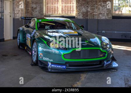 2009 Drayson Racing Aston Martin Vantage GT2, ausgestellt auf dem April Scramble im Bicester Heritage Centre am 21. April 2024. Stockfoto