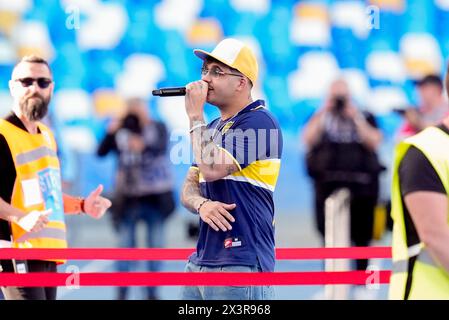 Neapel, Italien. April 2024. Der italienische Sänger Geolier tritt live vor der Serie A TIM Match zwischen SSC Napoli und AS Roma am 28. April 2024 im Stadio Diego Armando Maradona in Neapel auf Credit: Giuseppe Maffia/Alamy Live News Stockfoto