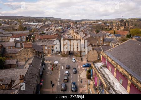 ALNWICK CASTLE, NORTHUMBERLAND, GROSSBRITANNIEN - 19. APRIL 2024. Ein Blick aus der Vogelperspektive auf den alten Alnwick Bondgate Tower, der ein Torhaus in der Surro ist Stockfoto