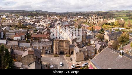 ALNWICK CASTLE, NORTHUMBERLAND, GROSSBRITANNIEN - 19. APRIL 2024. Ein Blick aus der Vogelperspektive auf den alten Alnwick Bondgate Tower, der ein Torhaus in der Surro ist Stockfoto