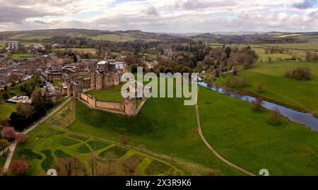 ALNWICK CASTLE, NORTHUMBERLAND, GROSSBRITANNIEN - 19. APRIL 2024. Ein Blick aus der Vogelperspektive auf das alte Alnwick Castle in der Landschaft Northumberlands auf der Stockfoto