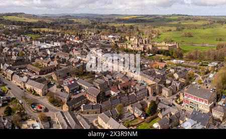 ALNWICK CASTLE, NORTHUMBERLAND, GROSSBRITANNIEN - 19. APRIL 2024. Ein Blick aus der Vogelperspektive auf das alte Alnwick Castle und das Bondgate-Viertel des Stadtzentrums von Alnwick Stockfoto