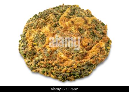 Eieromelett mit Spargel isoliert auf weiß mit Schnittpfad enthalten Stockfoto