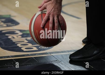 Trient, Italien. April 2024. Offizieller Ball des Spiels zwischen Dolomiti Energia Trentino und Estra Pistoia, 29. Tage der regulären Saison der A1 Italienischen Basketball-Meisterschaft 2023/2024 in der Il T Quotidiano Arena am 28. April 2024 in Trient, Italien. Quelle: Roberto Tommasini/Alamy Live News Stockfoto