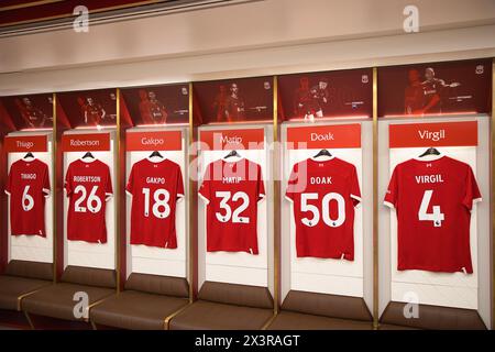 England, Liverpool - 29. Dezember 2023: Liverpool FC Trikots für Thiago, Robertson, Gakpo, Matip, Doak und van Dijk. Stockfoto