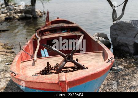 Ein verlassenes oder geparktes Fischerboot mit seinem Anker Stockfoto