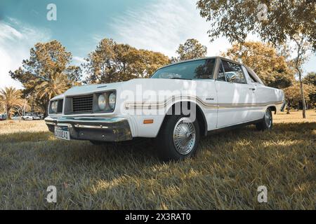 Dodge Magnum 1978 auf dem monatlichen Treffen von Oldtimern in Londrina, Brasilien. Stockfoto