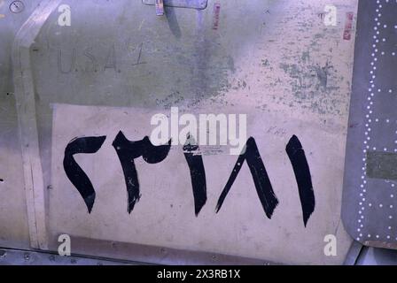 2. April 1991 amerikanisches Graffiti auf einem zerstörten irakischen Luftwaffenflugzeug MiG-23, Nummer 23181, in der Nähe des Luftwaffenstützpunktes Tallil im südlichen Irak. Stockfoto