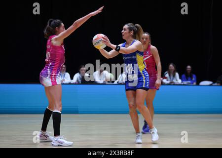 Leeds, Großbritannien. April 2024. First Direct Arena, Leeds, West Yorkshire, 28. April 2024. Netball Super League Leeds Rhinos vs Loughborough Lightning Caroline OÕHanlon of Leeds Rhinos Credit: Touchlinepics/Alamy Live News Stockfoto