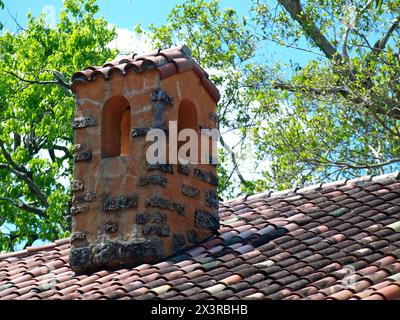 Miami, Florida, USA - 6. April 2024: Der Schornstein von El Jardin in Coconut Grove. Das Haus wurde 1918 erbaut und befindet sich im National Historic Registry. Stockfoto