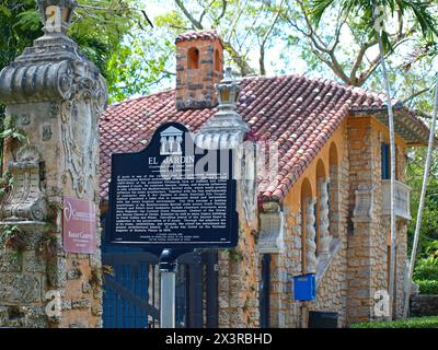 Miami, Florida, USA - 6. April 2024: El Jardin in Coconut Grove. Das Haus wurde 1918 erbaut und befindet sich im National Historic Registry. Stockfoto