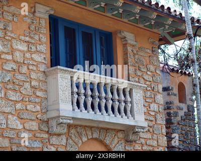 Miami, Florida, USA - 6. April 2024: Balkon von El Jardin in Coconut Grove. Das Haus wurde 1918 erbaut und befindet sich im National Historic Registry. Stockfoto