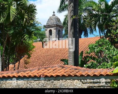 Miami, Florida, USA - 6. April 2024: Plymouth Congregational Church in Coconut Grove. Das Gebäude wurde 1917 fertiggestellt. Stockfoto