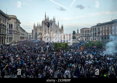 Mailand, Italien. April 2024. Festeggiamenti tifosi inter in duomoMilano, Italia - Cronaca Domenica, 28. April 2024. (Foto di Claudio Furlan/Lapresse) Inter Feiern zum 20. Sieg des scudetto Mailand, Italien - Nachrichten Sonntag, 28. April 2024. (Foto: Claudio Furlan/Lapresse) Credit: LaPresse/Alamy Live News Stockfoto