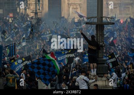 Mailand, Italien. April 2024. Festeggiamenti tifosi inter in duomoMilano, Italia - Cronaca Domenica, 28. April 2024. (Foto di Claudio Furlan/Lapresse) Inter Feiern zum 20. Sieg des scudetto Mailand, Italien - Nachrichten Sonntag, 28. April 2024. (Foto: Claudio Furlan/Lapresse) Credit: LaPresse/Alamy Live News Stockfoto