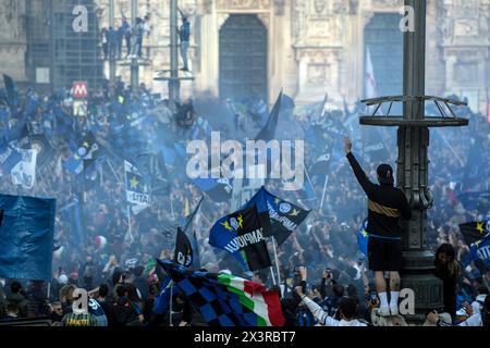 Mailand, Italien. April 2024. Festeggiamenti tifosi inter in duomoMilano, Italia - Cronaca Domenica, 28. April 2024. (Foto di Claudio Furlan/Lapresse) Inter Feiern zum 20. Sieg des scudetto Mailand, Italien - Nachrichten Sonntag, 28. April 2024. (Foto: Claudio Furlan/Lapresse) Credit: LaPresse/Alamy Live News Stockfoto