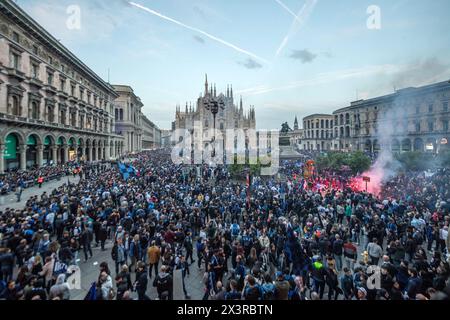 Mailand, Italien. April 2024. Festeggiamenti tifosi inter in duomoMilano, Italia - Cronaca Domenica, 28. April 2024. (Foto di Claudio Furlan/Lapresse) Inter Feiern zum 20. Sieg des scudetto Mailand, Italien - Nachrichten Sonntag, 28. April 2024. (Foto: Claudio Furlan/Lapresse) Credit: LaPresse/Alamy Live News Stockfoto