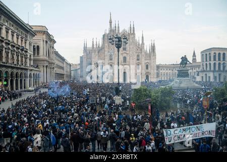 Mailand, Italien. April 2024. Festeggiamenti tifosi inter in duomoMilano, Italia - Cronaca Domenica, 28. April 2024. (Foto di Claudio Furlan/Lapresse) Inter Feiern zum 20. Sieg des scudetto Mailand, Italien - Nachrichten Sonntag, 28. April 2024. (Foto: Claudio Furlan/Lapresse) Credit: LaPresse/Alamy Live News Stockfoto